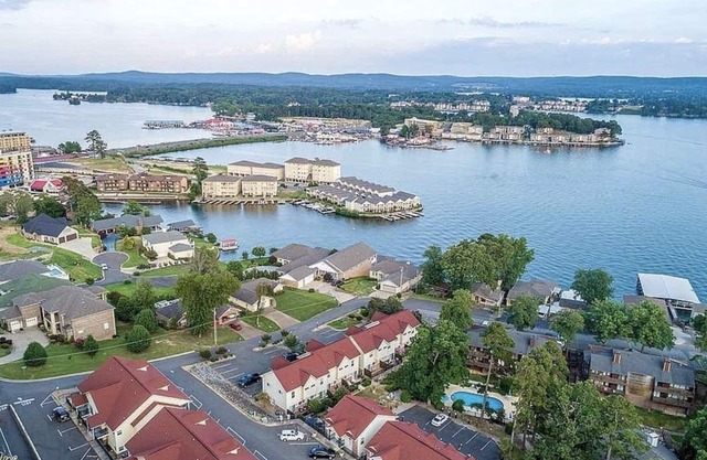 LAKEFRONT 2 Story Townhome. Sleeps 6!Pool🏊 Boat ⛵️Oaklawn🏇Fish 🎣 Bike🚴🏻‍♂️
