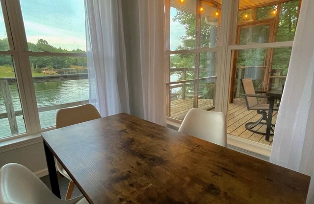 LakeFront 2bd/2ba W/a View!