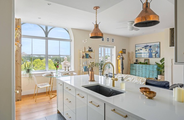 Lakefront balcony: walk to hospitals,food,history,luxe decor