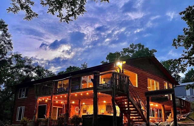 Lakefront, Baltic jacuzzi, 6bdrm, 3 fire pits, kayaks, 24’outdoor Bar!sxs trails