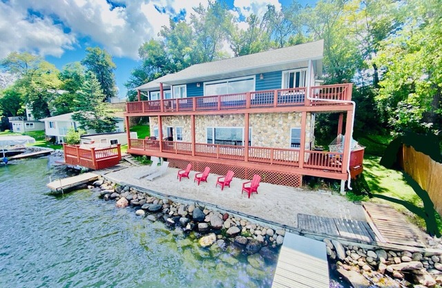 Lakefront + Beach + Sauna + Paddleboards + Canoe