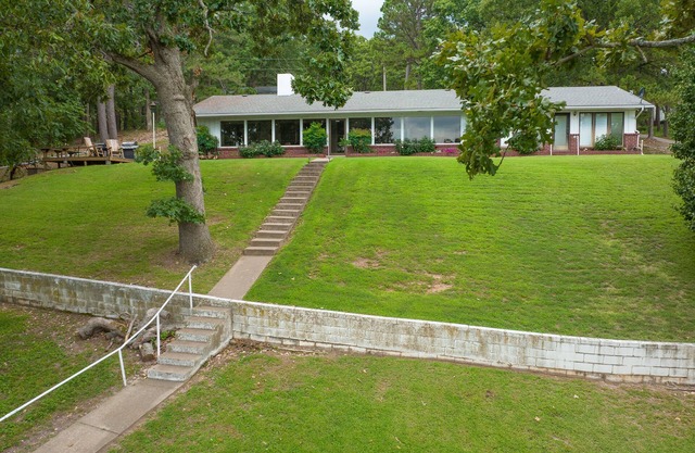 Lakefront! Beautiful Views! Sleeps 24 people! 7 Bdrm, 3 bath - Incredible Charm!