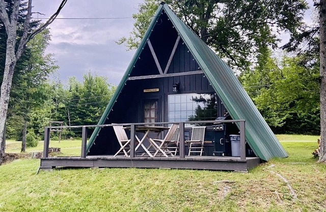 Lakefront Cabin on Back Lake w trail access, and private dock.