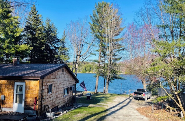 Lakefront Cabin, Pet Friendly, WIFI , near Pictured Rocks Munising Mi.