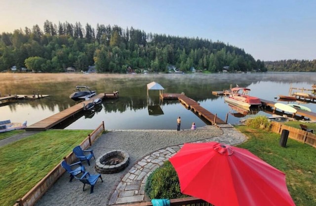 Lakefront Cabin, Stunning Views, Firepit, 29 mi to Rainier.