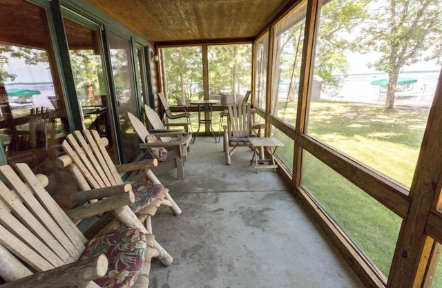 Lakefront Cabin w/Screened in Porch on Gull Lake