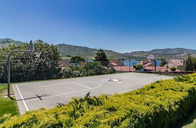 Lakefront Condo At Lake Chelan Shores With Pool, Gym, WiFi In Peaceful Chelan