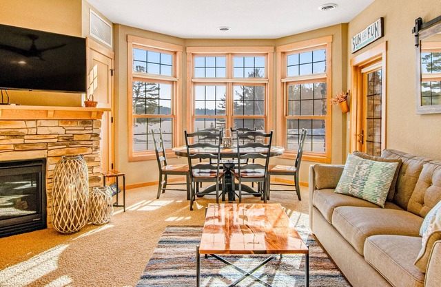 Lakefront condo with fireplace, hot tubs, heated pool, tennis, gym, firepit, AC