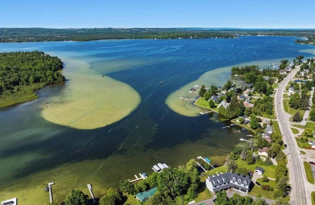 Lakefront Cottage near Petoskey and Lake Michigan