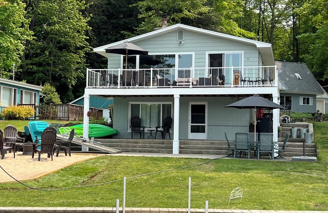 Lakefront Cottage on Beautiful Stony Lake
