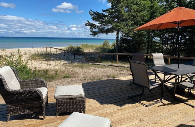 Lakefront Cottage on Soft Sand