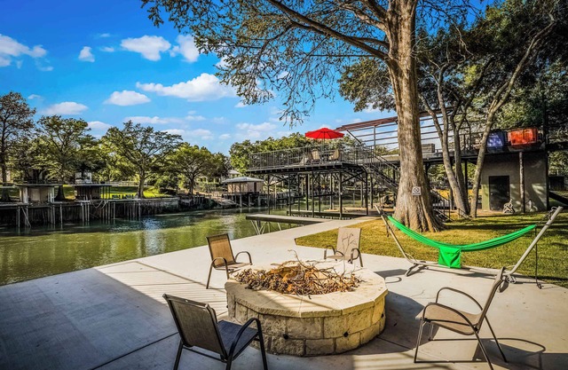 Lakefront | Dock & Fire Pit | Book Wurstfest Now!