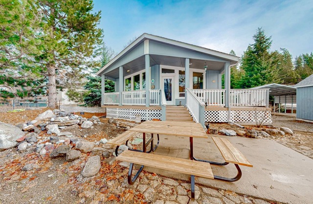 Lakefront, dog-friendly home with dock, great porch & gorgeous views