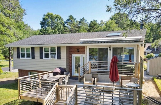 Lakefront Getaway 4 Bedrooms 2 Baths