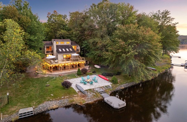 Lakefront Getaway w/Sauna, Hot Tub, Kayaks, Fire Pit & Beach Access!