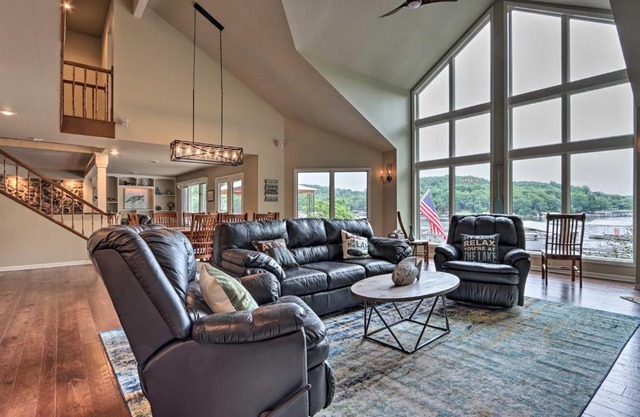 Lakefront Haven Family-Friendly Sunrise Beach Gem