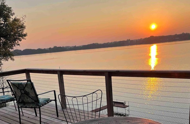 Lakefront Hideaway, whole house, sleeps 11 + crib & toddler; 4 bedroom 3 bath