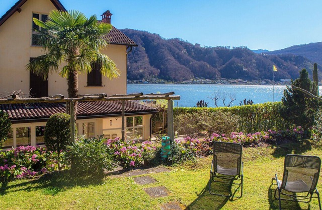 Lakefront historic house in Caslano (MERIGGI LAKEFRONT)