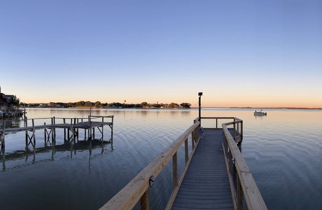 Lakefront Home - Dock, Boat Ramp, Fishing, Views, Swim, Pool Table, Sleeps 8