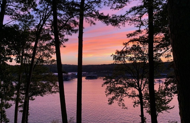 Lakefront home on Greers Ferry Lake!