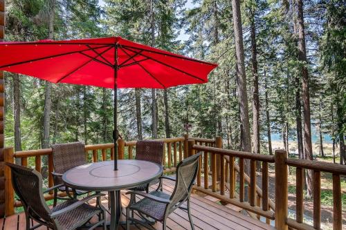 Lakefront Log Cabin with Hot Tub, Huge Game Room and Direct Access to Cle Elum Lake