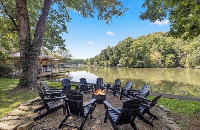 Lakefront Louisville House w/Dock and Covered Pavilion Near UT and West Knox!