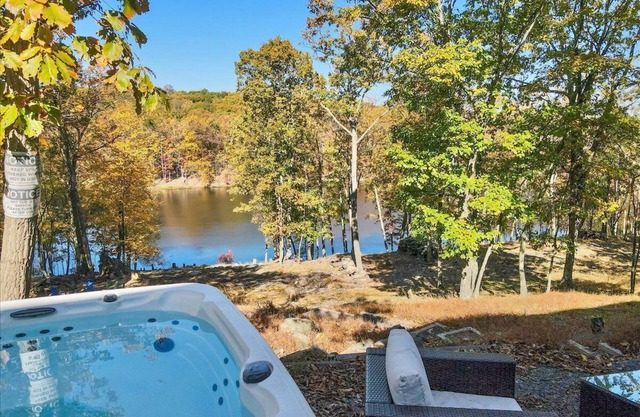 Lakefront Luxury Retreat w/Hot Tub, Sauna, Jacuzzi, Kayaks & Fishing