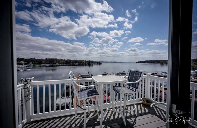 Lakefront Luxury Perched on Green Lake Marina, 3rd Level Corner unit 3bd 2 bath