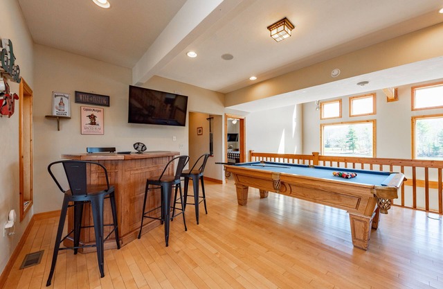 Lakefront Luxury w/Views, Fireplaces & Fun