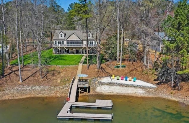 Lakefront Manor w/Beach, Gameroom, Sauna, Theatre