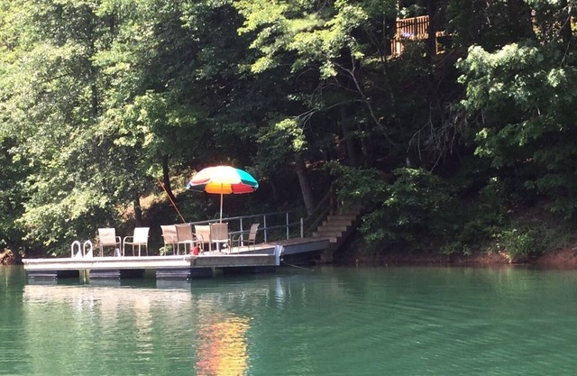 Lakefront & Mountain cabin with firepit on Lake Hiwassee -“Bear Paw” Murphy, NC