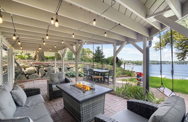 Lakefront Oasis w/2 fire pits, game room & kayaks