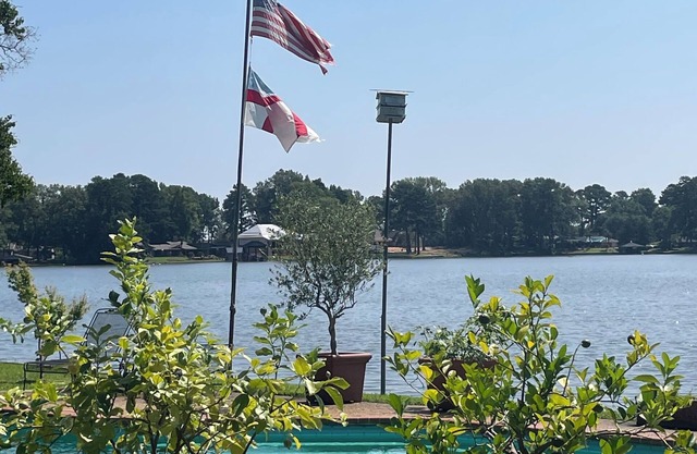 Lakefront Paradise with pool , 3bd 3Ba, Amazing views