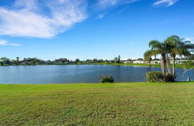 Lakefront Retreat Sunset Views Modern Comfort