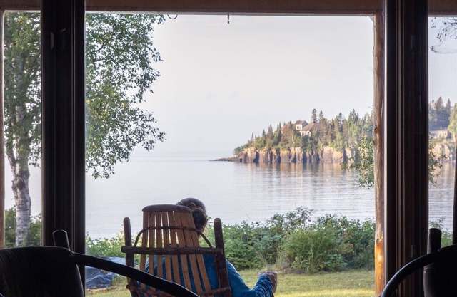 Lakefront retreat, river/wood fireplace/hot tub