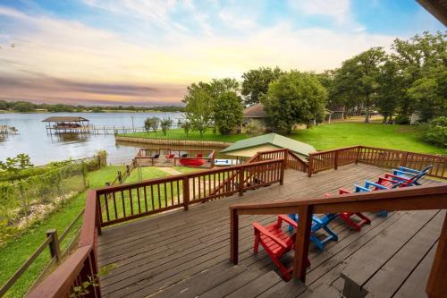 Lakefront Retreat Sleeps 15 Starlink Internet