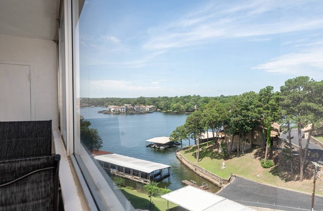 Lakefront Retreat: Updated Condo with Resort Amenities, Lake Views, Pool & Close to Hot Springs Fun!