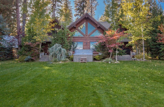 Lakefront true log home w/private hot tub, dock & heated floors