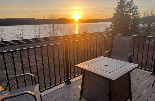 Lakefront vacation home with kitchen and balcony