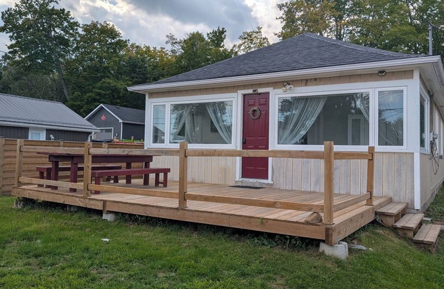 Lakehouse Peaceful Cottage Modern Retreat - Pet Friendly!