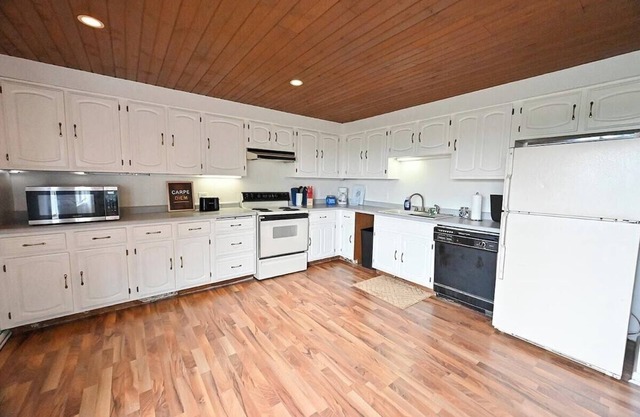 Lakeshore Landing - Unique 3 Story Condo