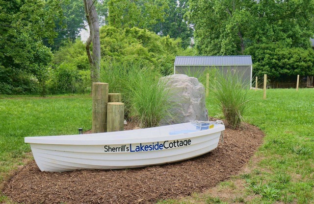 Lakeside Family Cottage - Walk To Lake & Marina, Grill + Firestone, Private Deck! 20% OFF DISCOUNT!