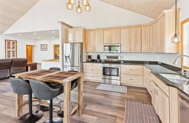 Lakeside 4br Retreat Private, Peaceful & Scenic 4 Bedroom Villa