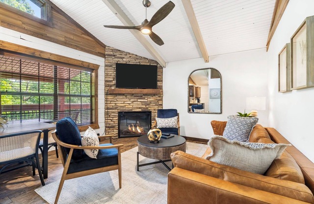 Lakeside Cabin for 6! Swim, Fish, Kayak! 5 Min to SDC!