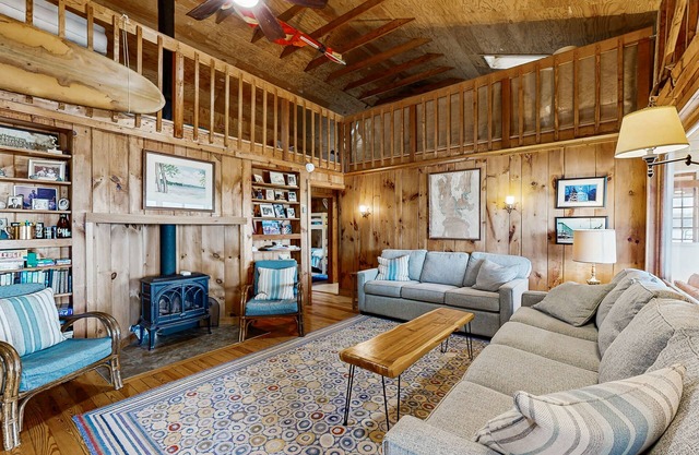 Lakeside cottage w/mountain views, canoes, firepit, enclosed porch, bbq, beach
