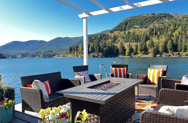 Lakeside Living with HotTub, Kayaks, Paddleboard; close to Olympic National Park
