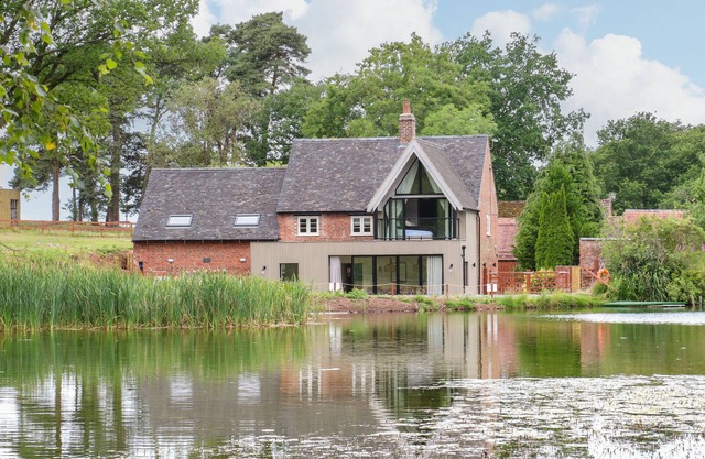 LAKESIDE LODGE, pet friendly, with hot tub in Pattingham