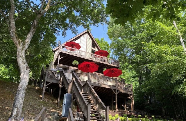 Lakeside Lodge – Private Dock, Hot Tub, Fire Pit & 8 Kayaks