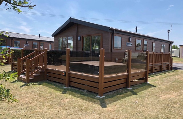 Lakeside Luxury Lodge, 3 Bedrooms, Private Fishing Jetty, Hot Tub