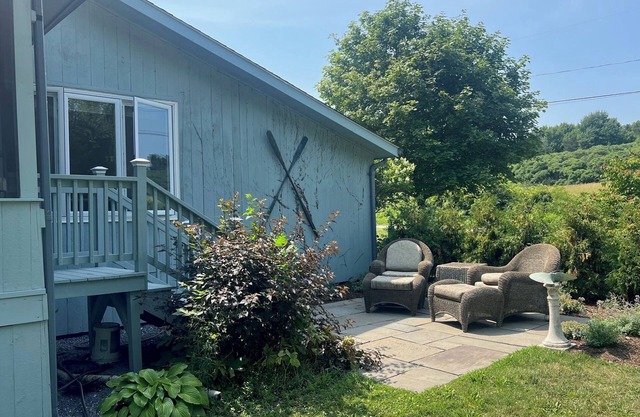 Lakeside retreat on Thompsons Point, private outdoor shower